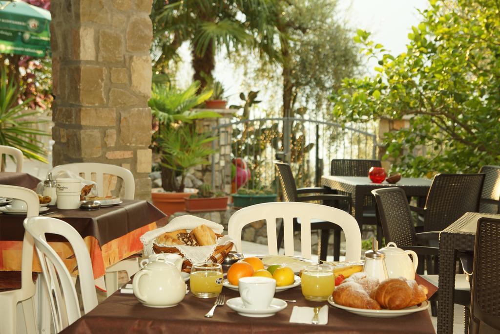 Hotel Augusta Garni Limone sul Garda Oda fotoğraf